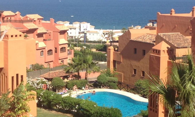 Buenas Noches Apartamento | LUJOSO APARTAMENTO CERCA DE LA PLAYA CON VISTAS AL MAR EN ESTEPONA