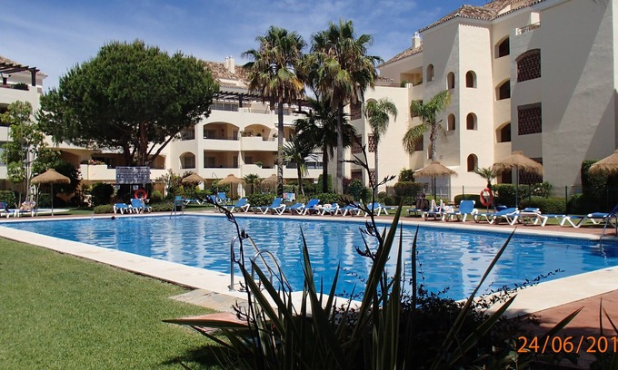 Nikki Beach Apartamento | Lujoso apartamento en la playa más hermosa de Marbella, jardines con piscina.