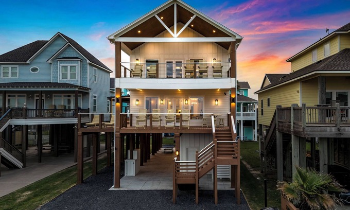 Port Bolivar Casa | Luxurious Beachfront Oasis w/ Private Pool & Elevator