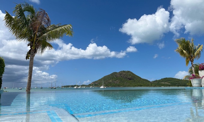 Jolly Harbour Casa | Luxurious beachfront villa with private pool