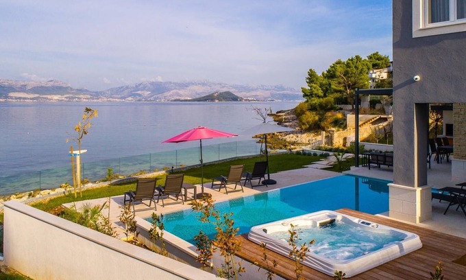 Slatine Villa | Lujosa villa frente al mar Paradise con piscina y jacuzzi EOS-CROACIA