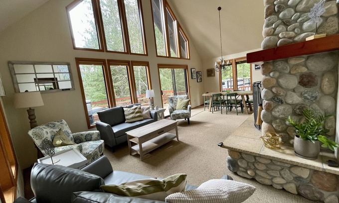 Hoodsport Casa | Luxurious Cabin Style Lake House walking distance to Lake Cushman