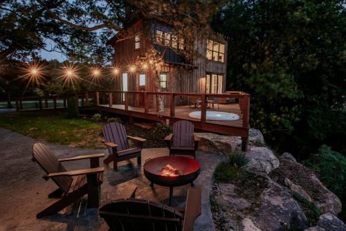 Rising Fawn Casa | Luxurious Cabin with Jacuzzi and Breathtaking Views in Georgia