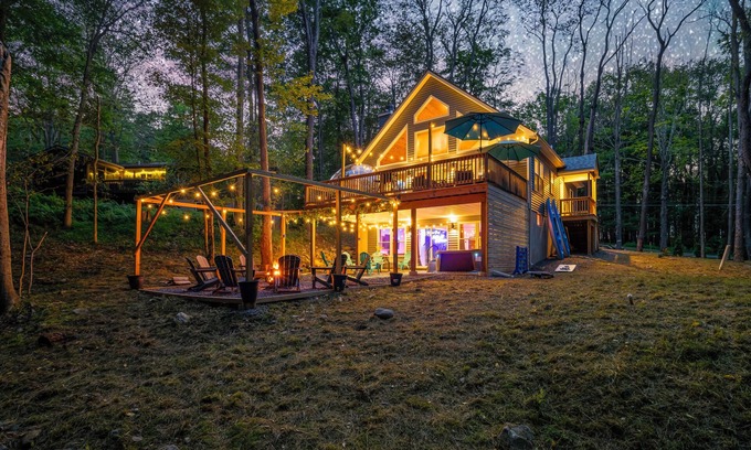 Gouldsboro Chalet De Esquí | Luxurious Chalet w/Hot Tub~Game &Movie Room~Lake/Pool Access