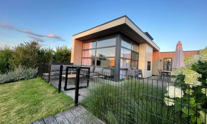 Olburgen Casa | Luxurious Chalet Waterlijn: your dream vacation on the IJssel! NEW: now with fence