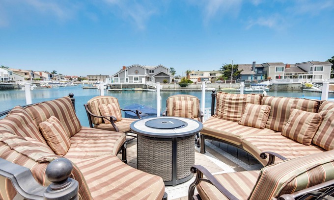 Channel Islands Casa | ¡NUEVO! Luxe Channel Island Harbour Home w / Boat Dock!