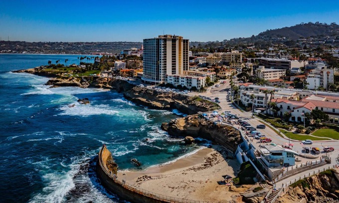 Village of La Jolla Condominio | Luxurious Coastal Views