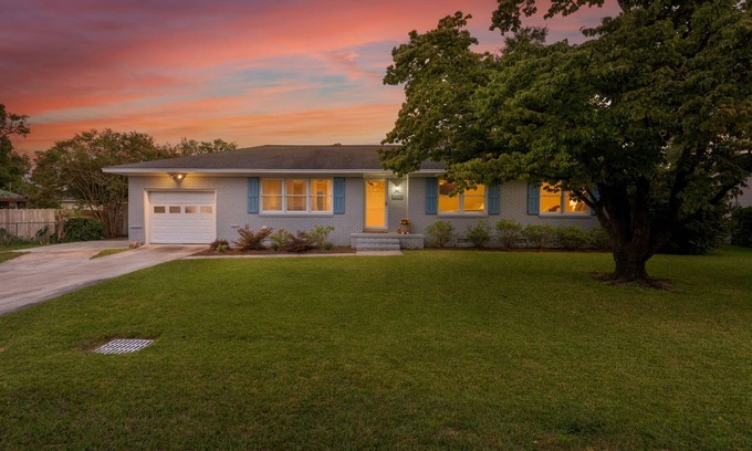 Kings Grant Casa | Luxurious & Comfy Haven: Prime Location ~ Pool ~ Hot Tub ~ Fire Pit ~ Gym ~ Pkg!