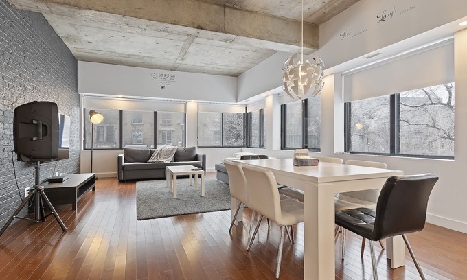 Plateau Mont Royal Condominio | Luxurious Condo ✓ ❤️ of Montreal ✓ Free parking ✓ Subway across the street!