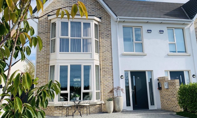Blackrock Casa | Luxurious Cosy Home for Weekly or Monthly Rent
