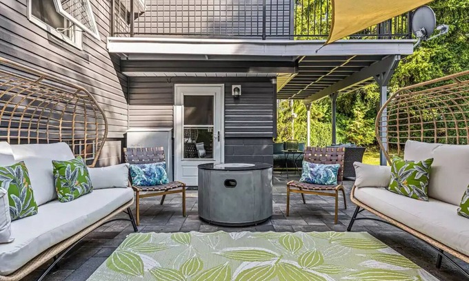 Collingwood Cabaña | Luxurious Cottage Across Water!