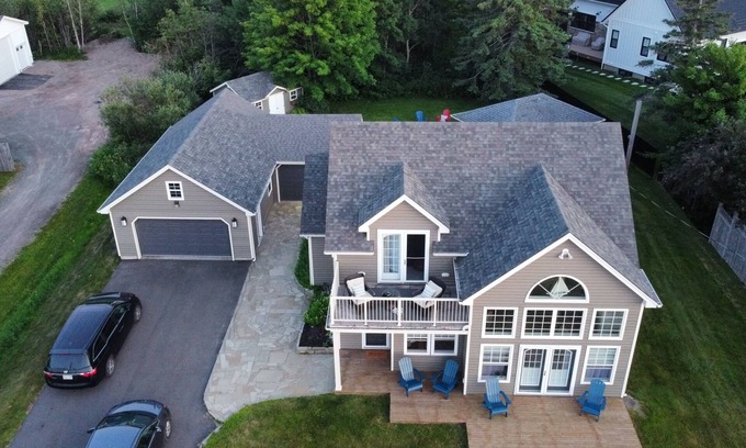 Shediac Casa | Luxurious cottage in the Heart of Shediac w/firepit, bike trail to Parlee beach!