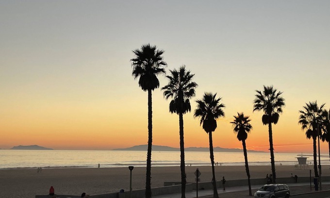 Port Hueneme Condominio | Luxurious Cozy Beach Front Condo!(Steps to the sand)