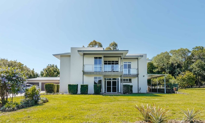 Rochedale Casa | Luxurious Designer Mansion with Garden Paradise