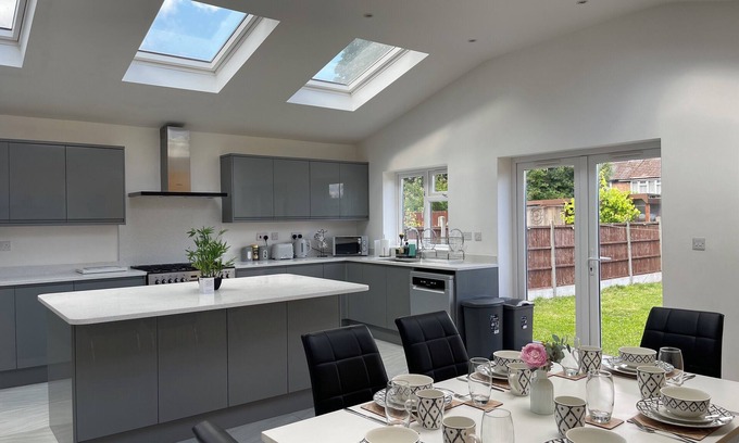 Luton Casa | Luxurious Detached Holiday House Free Parking Airport Town Centre Railwaystation