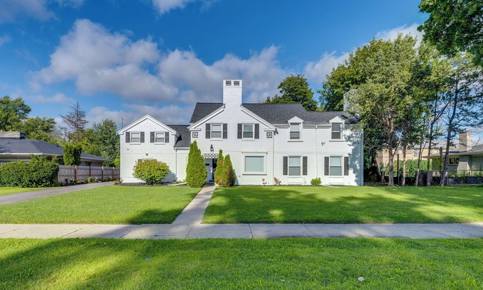 Highland Park Casa | Luxurious Detroit Home - Walk to Golf & Park!