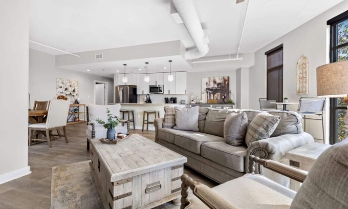 Rolling Mill Hill Condominio | Lujoso grande de 2 habitaciones y 2 baños Downtown Condo-Corner Unit # 204