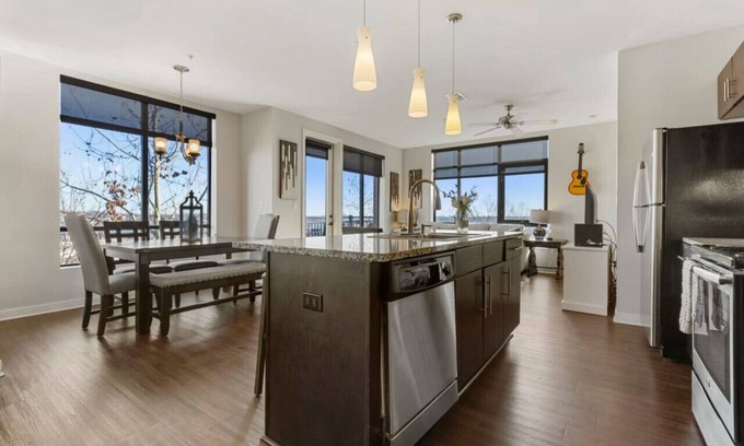 Rolling Mill Hill Condominio | Centro de lujo en la esquina de la unidad con 2 camas, 2 baños, vistas a la ciudad y al río, n. ° 211