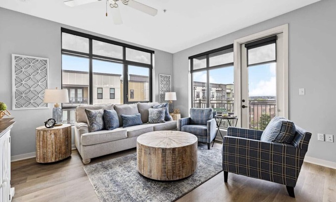 Rolling Mill Hill Condominio | Lujoso grande de 2 habitaciones y 2 baños Downtown Condo-Corner Unit # 321