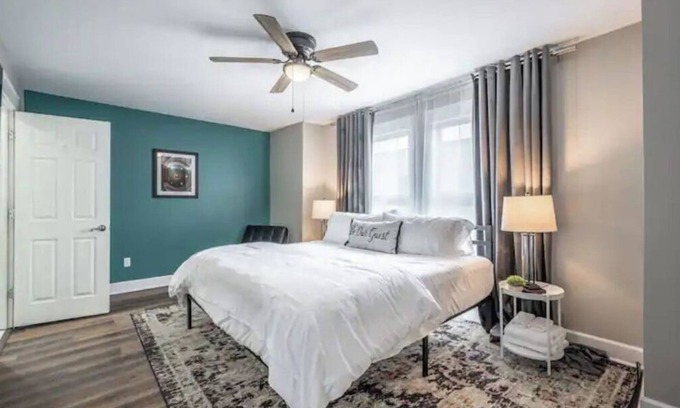 Old Northside Casa | Luxurious Downtown 3BR Townhome Dual King Beds Games Private Garage