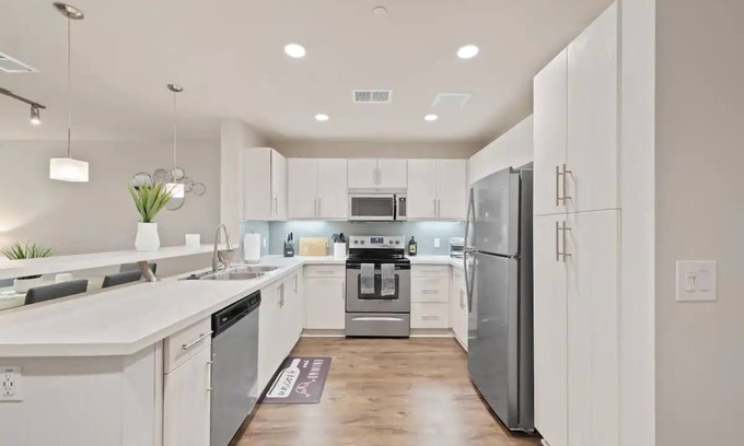 University City Apartamento | Luxurious Dual Master Suites, King Bed l Pool/Spa!