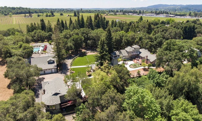 Healdsburg Casa | Luxurious Enchanting Healdsburg estate style retreat, sleeps 12, pool, firepit