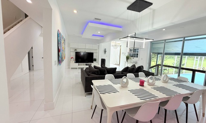 Dade City Casa | Luxurious Entertainment Mansion