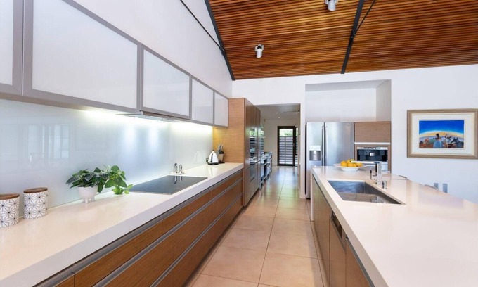 Cable Beach Casa | Luxurious Executive 6 Bedroom Family Home in Cable Beach