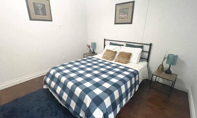 Langton Otro | Luxurious farmhouse stay close to beach on Lake Erie.