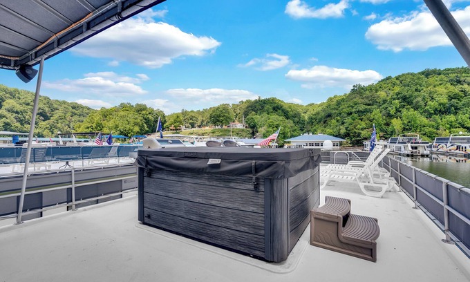 Smithville Alquiler De Eote | Luxurious Five Bedroom Houseboat Retreat on Center Hill Lake