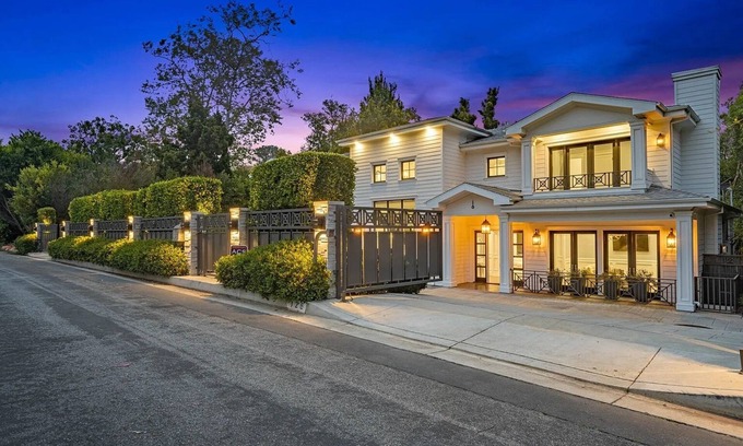 Brentwood Casa | Luxurious Gated & Private Estate in Brentwood w/ 6 Bedroom, Pool, Movie Theater