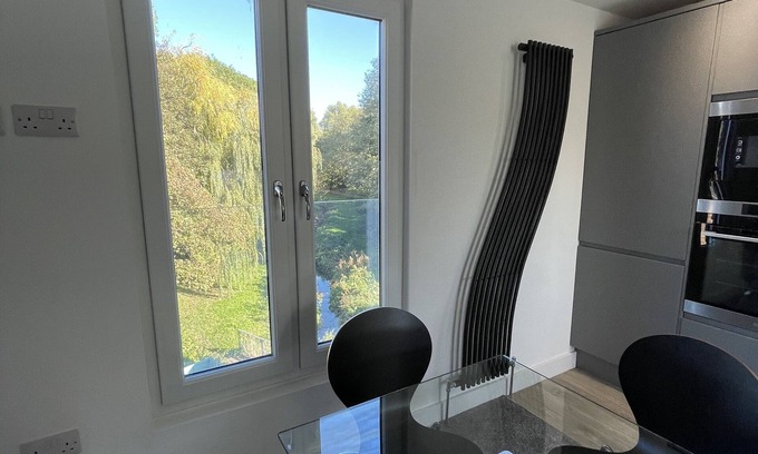 Shottery Apartamento | Luxurious 1 bed top floor apartment with parking