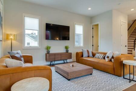 Germantown Casa | Luxurious Germantown Home with Rooftop Decks