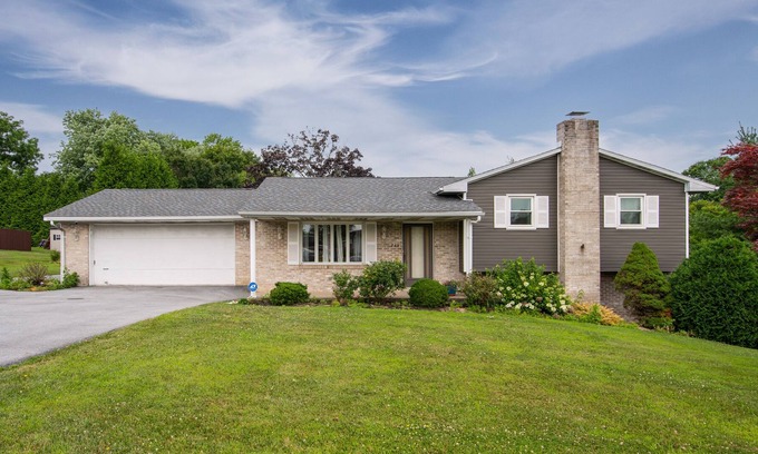 Harrisburg Casa | Luxurious Home Away at Berkstone