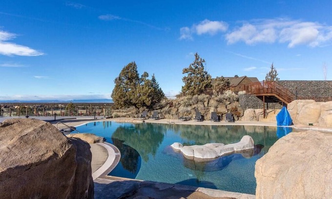 Powell Butte Casa | Luxurious Home, Beautiful Views, Family Friendly!