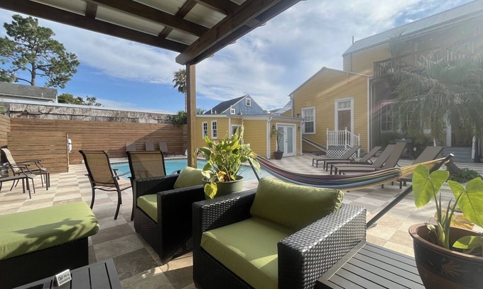 Faubourg Marigny Cama Y Desayuno | Luxurious home blocks from the French Qtr with heated pool, hot tub.