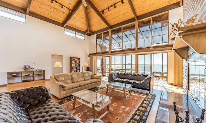 Crescent City North Casa | Lujosa casa con vista al mar, sauna, mesa de billar y más.