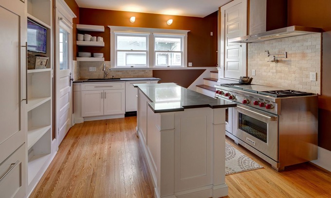 Irvington Casa | Lujosa casa para hasta 10 huéspedes (7 camas Queen con almohadas superiores)