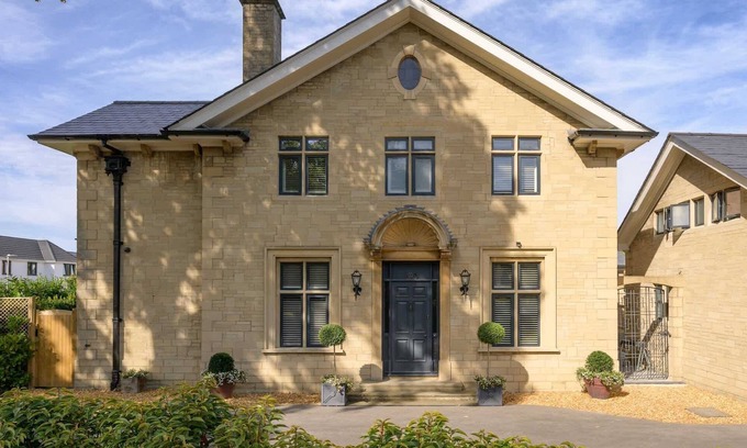 Cheltenham Casa | Luxurious Home in Cheltenham, Private Parking