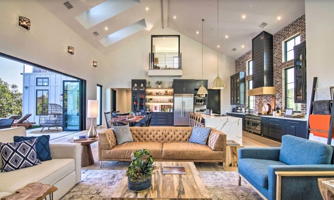 Temecula Otro | Luxurious home with breathtaking views on Avocado Grove