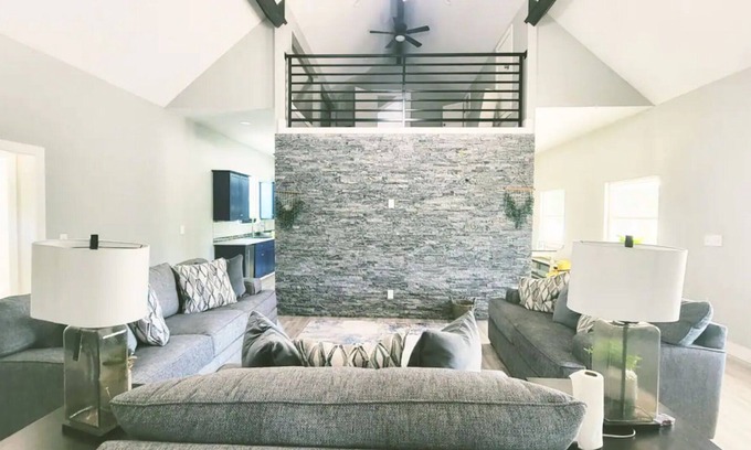 Terrell Casa | Luxurious House down Quiet Road.