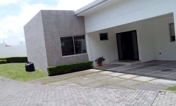 Guachipelin Casa | Lujosa casa en una comunidad cerrada en San José, Costa Rica - Vista espectacular.