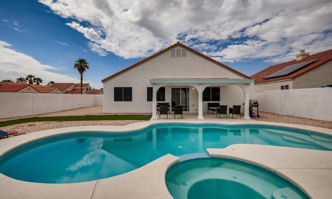 North Las Vegas Casa | Luxurious House With A Pool, Spa, and Patio, Sleeps 6 Comfortably