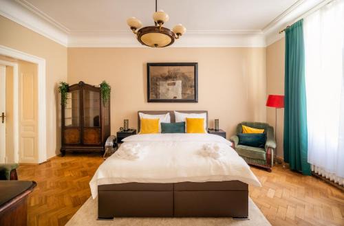 Josefov Apartamento | Luxurious Kafka family apt in Old Town