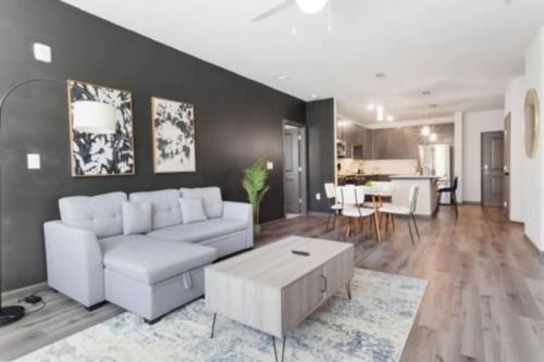 North Raleigh Apartamento | Luxurious King 2BR Suite in North Raleigh!