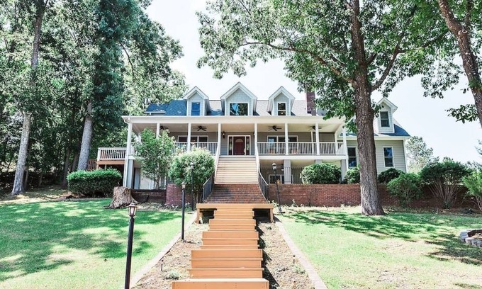 Ridgeway Casa | Luxurious Lake Wateree House