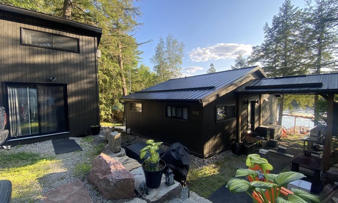 Leeds and the Thousand Islands Casa | Luxurious lakefront cottage.