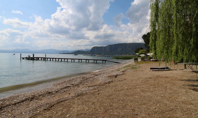 Bardolino Apartamento | Luxurious lakeside apartment, private beach, lake view terrace