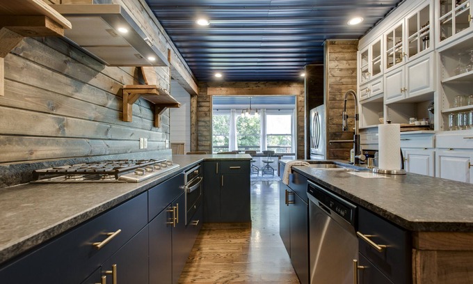 Ashland City Casa | Luxurious Lakeside Estate-Pool/Hot Tub/Sauna