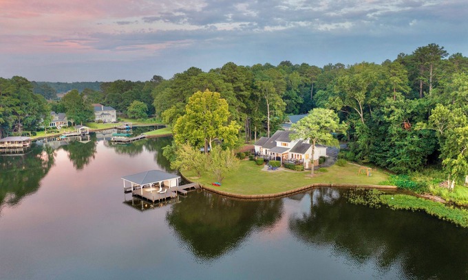 Eatonton Cabaña | Luxurious large 3bd/2ba Home with Dock with beautiful sunset views